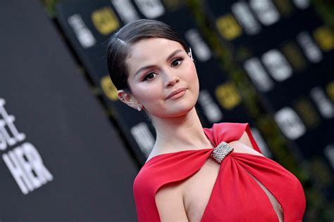 Selena Gomez Wore Nothing But a Plunging Red Bra in a Set of。